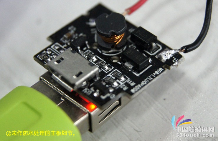 手机线路板防水液 防水时间一小时以上 适用范围:各类塑料、金属、陶瓷、漆面、玻璃、木制品、无机/有机玻璃等,甚至易吸水的纸类等表面。 一、产品简介: 我公司生产的这款型号为XD-550的防水产品,技术从荷兰专业纳米公司引进、目前我司针对手机主板防水行业已先后推出几款性能优异的纳米防水涂覆液,并在持续升级换代中,近期2015年3月推出的XD-550型号为第4代升级版,因其防水、防渗透性能卓越、还具备超高水接触角的疏水性、且遇水不化、长效防水保护;在不同品牌的真空镀膜机使用中,均能表现出喷雾量大,附着性强,成